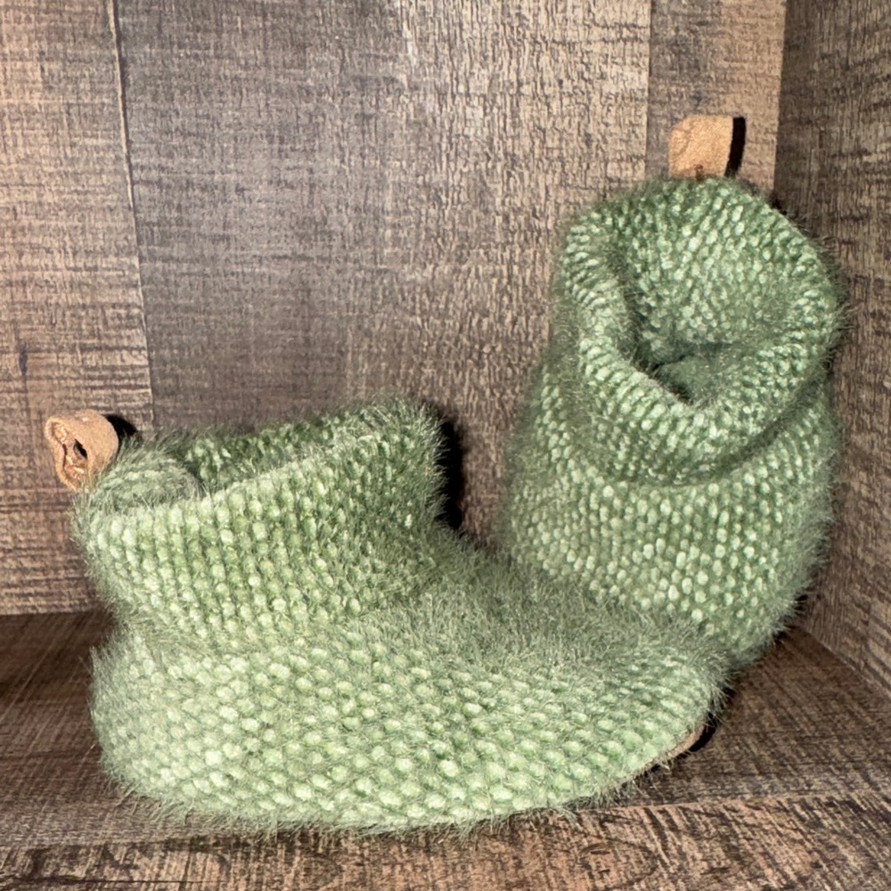 Cozy Green Knit Slippers-size 3-6 months